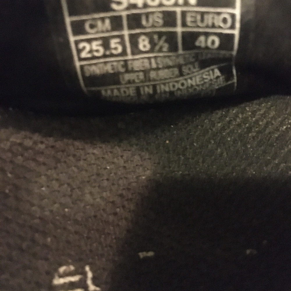 Woman’s ASICS. - Picture 2 of 5